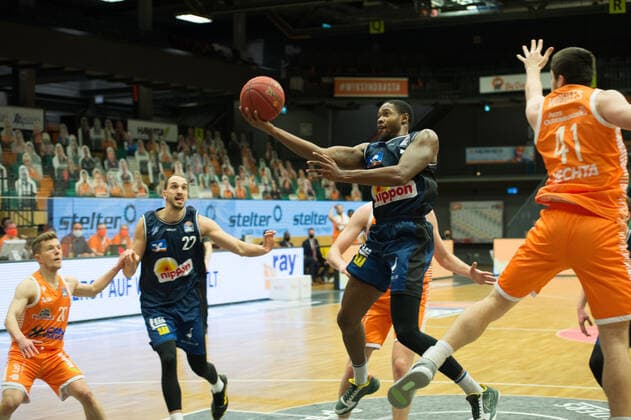 GER, Basketball, RASTA Vechta vs Crailsheim Merlins 27 12 2020, RASTA Dome, Vechta, GER, easy Credit BBL, RASTA Vechta vs s Crailsheim Merlins, pictured Haywood HIGHSMITH Crailsheim MERLINS 7 Will VORHEES Rasta Vechta 41 nordphotoxRojahn nph00310