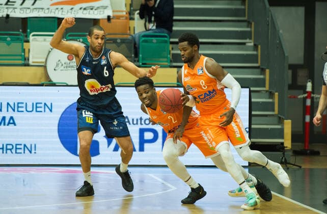 GER, Basketball, RASTA Vechta vs Crailsheim Merlins 27 12 2020, RASTA Dome, Vechta, GER, easy Credit BBL, RASTA Vechta vs s Crailsheim Merlins, in picture Ikenna IROEGBU Rasta Vechta 2 Josh YOUNG Rasta Vechta 8 Elias LASISI Crailsheim MERLINS 6 nordphotoxRojahn nph00310