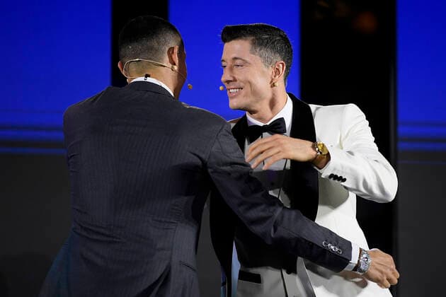 Foto Fabio Ferrari - LaPresse 27 Dicembre 2020 Dubai ( Emirati Arabi ) 15ma edizione di Dubai International Sports Conference - Globe Soccer Award 2020 Nella foto: Robert Lewandowski, Cristiano Ronaldo photo Fabio Ferrari LaPresse December 27, 2020 Dubai (Unated Arab Emirate) Sport 15th edition of the Dubai International Sports Conference - - Globe Soccer Award 2019 In the pic:Robert Lewandowski, Cristiano Ronaldo  Copyright: xLaPresse xFabioxFerrarix