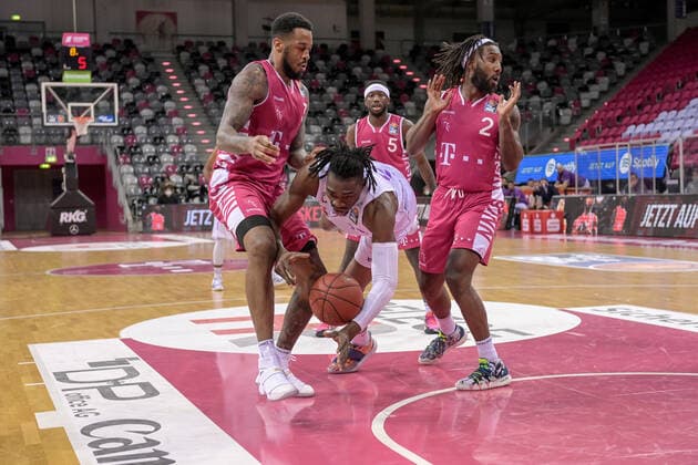 easyCredit BBL, Telekom Baskets Bonn vs BG Goettingen, 27 12 2020 James Thompson IV Telekom Baskets Bonn 3 , Ron Jackson Jr BG Goettingen 21 , Xavier Pollard Telekom Baskets Bonn 2 , easyCredit BBL, Telekom Baskets Bonn vs BG Goettingen on 27 12 2020 at Telekom Dome Bonn, Bonn Nordrhein Westfalen Copyright: xBEAUTIFULxSPORTS Mueller-Laschetx