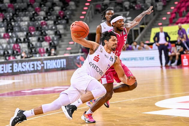 easyCredit BBL, Telekom Baskets Bonn vs BG Goettingen, 27 12 2020 Jorge Gutierrez BG Goettingen 7 , Josh Hagins Telekom Baskets Bonn 5 , easyCredit BBL, Telekom Baskets Bonn vs BG Goettingen on 27 12 2020 at Telekom Dome Bonn, Bonn Nordrhein Westfalen Copyright: xBEAUTIFULxSPORTS Mueller-Laschetx