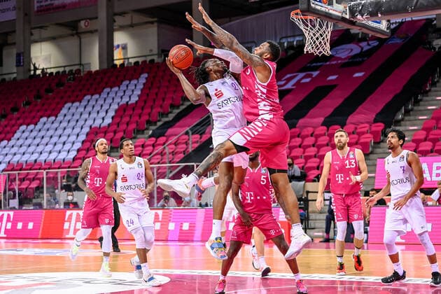 easyCredit BBL, Telekom Baskets Bonn vs BG Goettingen, 27 12 2020 Ron Jackson Jr BG Goettingen 21 , James Thompson IV Telekom Baskets Bonn 3 , easyCredit BBL, Telekom Baskets Bonn vs BG Goettingen on 27 12 2020 at Telekom Dome Bonn, Bonn Nordrhein Westfalen Copyright: xBEAUTIFULxSPORTS Mueller-Laschetx