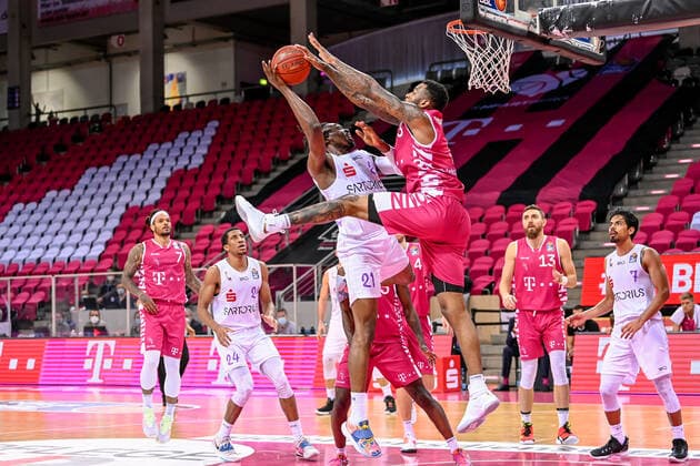 easyCredit BBL, Telekom Baskets Bonn vs BG Goettingen, 27 12 2020 Ron Jackson Jr BG Goettingen 21 , James Thompson IV Telekom Baskets Bonn 3 , easyCredit BBL, Telekom Baskets Bonn vs BG Goettingen on 27 12 2020 at Telekom Dome Bonn, Bonn Nordrhein Westfalen Copyright: xBEAUTIFULxSPORTS Mueller-Laschetx