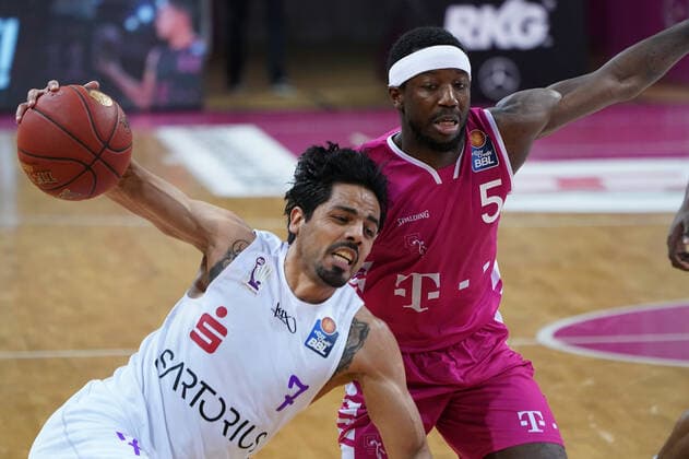 GER, easyCredit BBL, Men, Telekom Baskets Bonn vs BG Goettingen 27 12 2020, Telekom Dome, Bonn, GER, easyCredit BBL, Men, Telekom Baskets Bonn vs BG Goettingen, in picture picture shows Jorge Gutiérrez Goettingen 7 , in duel against Josh Hagins Telekom Bonn 13 , nordphotox xMeuter nph00351