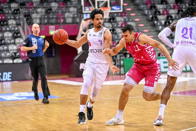 easyCredit BBL, Telekom Baskets Bonn vs BG Goettingen, 27 12 2020 Jorge Gutierrez BG Goettingen 7 , Anthony DiLeo Telekom Baskets Bonn 11 , easyCredit BBL, Telekom Baskets Bonn vs BG Goettingen on 27 12 2020 at Telekom Dome Bonn, Bonn Nordrhein Westfalen Copyright: xBEAUTIFULxSPORTS Mueller-Laschetx