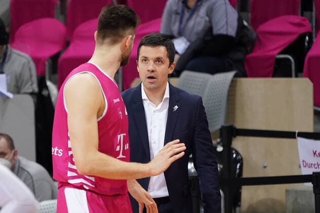 GER, easyCredit BBL, men, Telekom Baskets Bonn vs BG Goettingen 27 12 2020, Telekom Dome, Bonn, GER, easyCredit BBL, men, Telekom Baskets Bonn vs BG Goettingen, in picture picture shows Igor Jovovic Head Coach Telekom Bonn talks to Leon Kratzer Telekom Bonn , nordphotox xMeuter nph00351