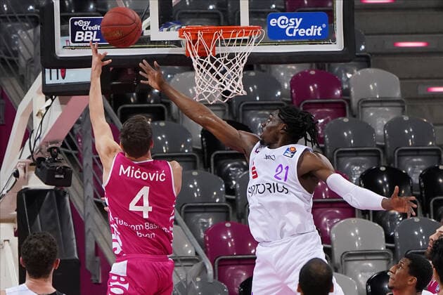 GER, easyCredit BBL, Men, Telekom Baskets Bonn vs BG Goettingen 27 12 2020, Telekom Dome, Bonn, GER, easyCredit BBL, Men, Telekom Baskets Bonn vs BG Goettingen, in picture picture shows Strahinja Micovic Telekom Bonn 4 , in duel against Tai Odiase Goettingen 21 , nordphotox xMeuter nph00351