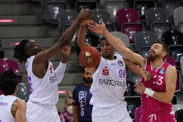 GER, easyCredit BBL, men, Telekom Baskets Bonn vs BG Goettingen 27 12 2020, Telekom Dome, Bonn, GER, easyCredit BBL, men, Telekom Baskets Bonn vs BG Goettingen, in picture picture shows Aubrey Dawkins Goettingen 24 , Tai Odiase Goettingen 21 , Deividas Gailius Telekom Bonn 13 , nordphotox xMeuter nph00351