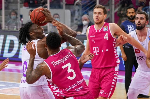 GER, easyCredit BBL, Men, Telekom Baskets Bonn vs BG Goettingen 27 12 2020, Telekom Dome, Bonn, GER, easyCredit BBL, Men, Telekom Baskets Bonn vs BG Goettingen, in picture picture shows Tai Odiase Goettingen 21 , in duel against James Thompson IV Telekom Bonn 3 , Strahinja Micovic Telekom Bonn 4 , nordphotox xMeuter nph00351