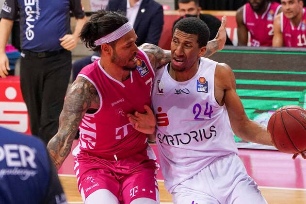 GER, easyCredit BBL, Men, Telekom Baskets Bonn vs BG Goettingen 27 12 2020, Telekom Dome, Bonn, GER, easyCredit BBL, Men, Telekom Baskets Bonn vs BG Goettingen, in picture picture shows Aubrey Dawkins Goettingen 24 , in duel against Chris Babb Telekom Bonn 7 , nordphotox xMeuter nph00351