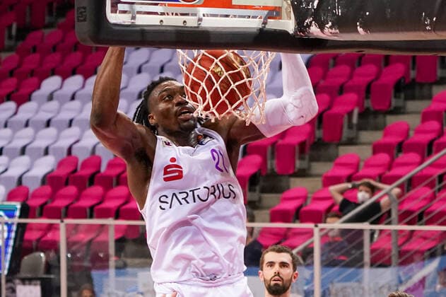 GER, easyCredit BBL, men, Telekom Baskets Bonn vs BG Goettingen 27 12 2020, Telekom Dome, Bonn, GER, easyCredit BBL, men, Telekom Baskets Bonn vs BG Goettingen, in the picture picture shows Tai Odiase Goettingen 21 , with a basket nordphotox xMeuter nph00351