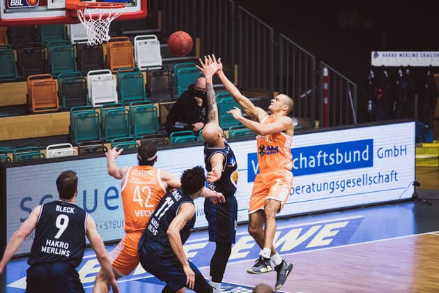 easyCredit BBL Matchday 9 RASTA Vechta vs HAKRO Merlins Crailsheim, 27 12 2020 Maurice Stuckey HAKRO Merlins Crailsheim, 3 , Jean Salumu RASTA Vechta, 13 easyCredit BBL Matchday 9 RASTA Vechta vs HAKRO Merlins Crailsheim on 27 12 2020 in Vechta RASTA Dome , Germany, Copyright: xBEAUTIFULxSPORTS Neddermannx