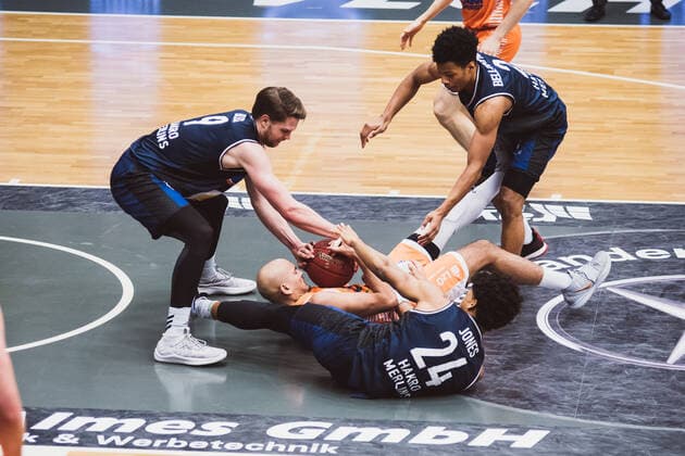 easyCredit BBL 9 Matchday RASTA Vechta vs HAKRO Merlins Crailsheim, 27 12 2020 Fabian Bleck HAKRO Merlins Crailsheim, 9 , Jeremy Jones HAKRO Merlins Crailsheim, 24 , Stefan Peno RASTA Vechta, 4 , Trae Bell Haynes HAKRO Merlins Crailsheim, 2 easyCredit BBL 9 Matchday RASTA Vechta vs HAKRO Merlins Crailsheim on 27 12 2020 in Vechta RASTA Dome , Germany, Copyright: xBEAUTIFULxSPORTS Neddermannx