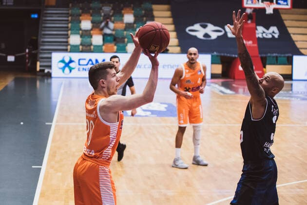 easyCredit BBL 9 Matchday RASTA Vechta vs HAKRO Merlins Crailsheim, 27 12 2020 Jannes Hundt RASTA Vechta, 20 , Maurice Stuckey HAKRO Merlins Crailsheim, 3 easyCredit BBL 9 Matchday RASTA Vechta vs HAKRO Merlins Crailsheim on 27 12 2020 in Vechta RASTA Dome , Germany, Copyright: xBEAUTIFULxSPORTS Neddermannx