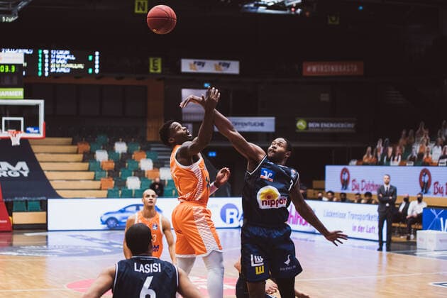 easyCredit BBL Matchday 9 RASTA Vechta vs HAKRO Merlins Crailsheim, 27 12 2020 Ikenna Ugochukwu Iroegbu RASTA Vechta, 2 , Haywood Highsmith HAKRO Merlins Crailsheim, 7 easyCredit BBL Matchday 9 RASTA Vechta vs HAKRO Merlins Crailsheim on 27 12 2020 in Vechta RASTA Dome , Germany, Copyright: xBEAUTIFULxSPORTS Neddermannx