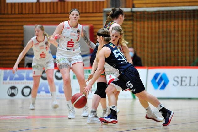 Basketball DBBL 10 Matchday GiroLive Panthers Osnabrück Eisvögel USC Freiburg on 27 12 2020 in the OSC Hall in Osnabrück Melli Knopp C Osnabrück in a duel with Pauline Mayer Freiburg BK