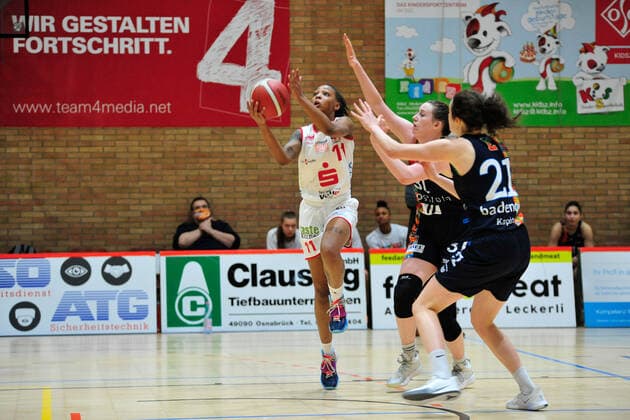 Basketball DBBL 10 Spieltag GiroLive Panthers Osnabrück Eisvögel USC Freiburg on 27 12 2020 in the OSC Hall in Osnabrück Allazia Blockton Osnabrück in a duel with Cassidy Margaret Boensch Freiburg BK