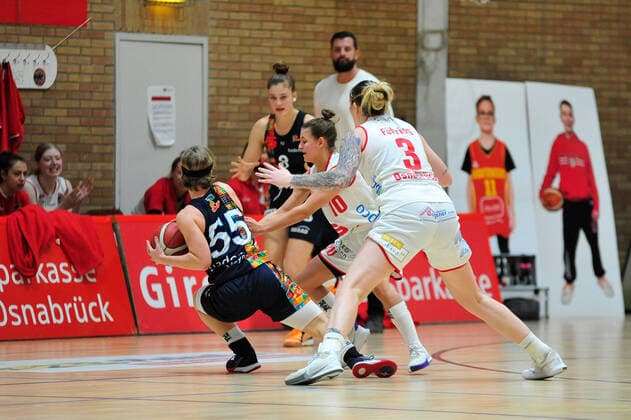 Basketball DBBL 10 Matchday GiroLive Panthers Osnabrück Eisvögel USC Freiburg on 27 12 2020 in the OSC Hall in Osnabrück Jenny Strozyk Osnabrück in a duel with Pauline Mayer Freiburg BK