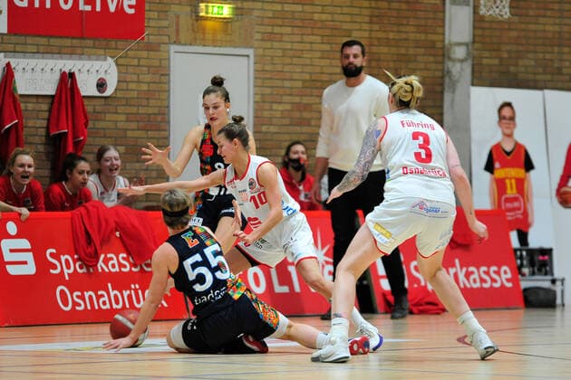 Basketball DBBL 10 Matchday GiroLive Panthers Osnabrück Eisvögel USC Freiburg on 27 12 2020 in the OSC Hall in Osnabrück Jenny Strozyk Osnabrück in a duel with Pauline Mayer Freiburg BK