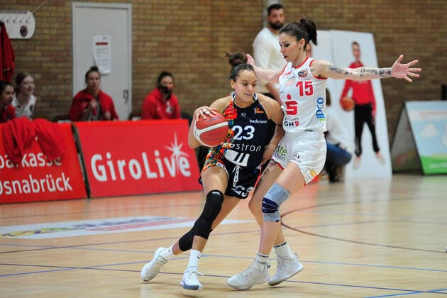Basketball DBBL 10 Spieltag GiroLive Panthers Osnabrück Eisvögel USC Freiburg on 27 12 2020 in the OSC Hall in Osnabrück Milica Cuic Osnabrück in a duel with Daneesha Provo Freiburg BK