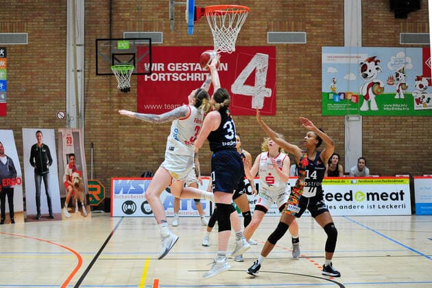 Basketball DBBL 10 Spieltag GiroLive Panthers Osnabrück Eisvögel USC Freiburg on 27 12 2020 in the OSC Hall in Osnabrück Samantha Führing Osnabrück in a duel with Cassidy Margaret Boensch Freiburg BK