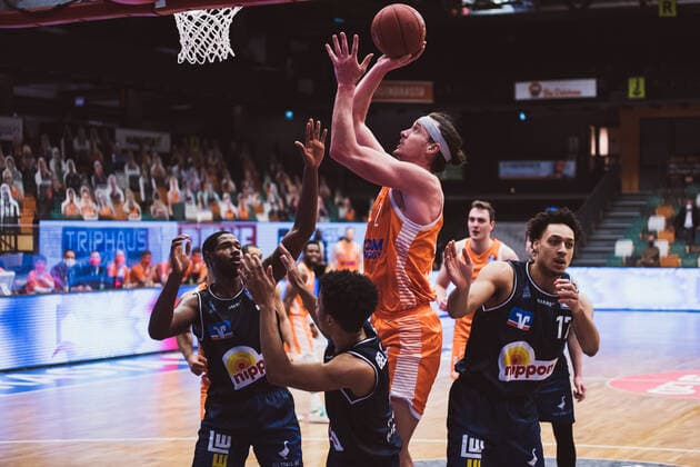 easyCredit BBL 9 Matchday RASTA Vechta vs HAKRO Merlins Crailsheim, 27 12 2020 Dennis Clifford RASTA Vechta, 42 , Jamuni McNeace HAKRO Merlins Crailsheim, 17 easyCredit BBL 9 Matchday RASTA Vechta vs HAKRO Merlins Crailsheim on 27 12 2020 in Vechta RASTA Dome , Germany, Copyright: xBEAUTIFULxSPORTS Neddermannx