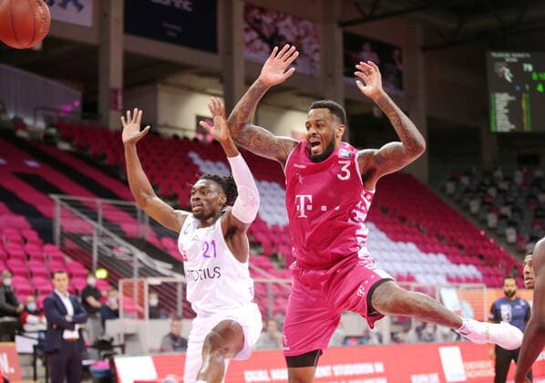 James Thompson IV Telekom Baskets Bonn vs Tai Odiase BG Göttingen easyCredit BBL 1 Bundesliga , Season 2020 2021 , Matchday 9