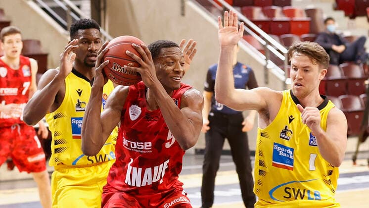 Germany, Ludwigsburg, MHPArena, 27 12 2020, emspor, emonline, despor, deonline, MHP RIESEN Ludwigsburg s Oliver Wuerzburg, Basketball, BBL Picture f li Justin Sears s Oliver Wuerzburg and Jordan Hulls MHP RIESEN DFL REGULATIONS PROHIBIT ANY USE OF PHOTOGRAPHS AS IMAGE SEQUENCES AND OR QUASI VIDEO Copyright: HMBxMedia xHeikoxBecker