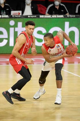 27 12 2020, xemx, Basketball BBL Bundesliga, FC Bayern Muenchen Basketball Brose Bamberg emspor, v l Wade Baldwin FC Bayern Basketball and Devon Hall Brose Bamberg duel, duel, fight, tackle Muenchen