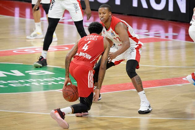 27 12 2020, xemx, Basketball BBL Bundesliga, FC Bayern Muenchen Basketball Brose Bamberg emspor, v l Dennis Jerome Seeley FC Bayern Basketball and Devon Hall Brose Bamberg duel, duel, fight, tackle Muenchen
