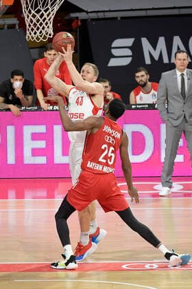27 12 2020, xemx, Basketball BBL Bundesliga, FC Bayern Muenchen Basketball Brose Bamberg emspor, v l Christian Sengfelder Brose Bamberg and Ja Juan Johnson FC Bayern Basketball duel, duel, fight, tackle Muenchen