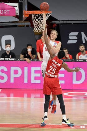 27 12 2020, xemx, Basketball BBL Bundesliga, FC Bayern Muenchen Basketball Brose Bamberg emspor, v l Christian Sengfelder Brose Bamberg and Ja Juan Johnson FC Bayern Basketball duel, duel, fight, tackle Muenchen