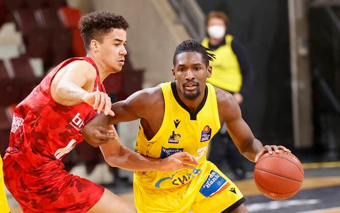 Germany, Ludwigsburg, MHPArena, 27 12 2020, emspor, emonline, despor, deonline, MHP RIESEN Ludwigsburg s Oliver Wuerzburg, Basketball, BBL Picture f li Joshua Obiesie s Oliver Wuerzburg and Jaleen Smith MHP RIESEN DFL REGULATIONS PROHIBIT ANY USE OF PHOTOGRAPHS AS IMAGE SEQUENCES AND OR QUASI VIDEO Copyright: HMBxMedia xHeikoxBecker