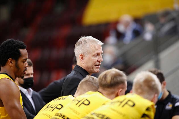 Germany, Ludwigsburg, MHPArena, 27 12 2020, emspor, emonline, despor, deonline, MHP RIESEN Ludwigsburg s Oliver Wuerzburg, Basketball, BBL picture v li time out with Head Coach John Patrick MHP RIESEN DFL REGULATIONS PROHIBIT ANY USE OF PHOTOGRAPHS AS IMAGE SEQUENCES AND OR QUASI VIDEO Copyright: HMBxMedia xHeikoxBecker