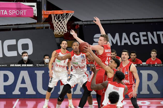 27 12 2020, xemx, Basketball BBL Bundesliga, FC Bayern Muenchen Basketball Brose Bamberg emspor, v l Devon Hall Brose Bamberg , Leon Radosevic FC Bayern Basketball , Wade Baldwin FC Bayern Basketball , Norense Odiase Brose Bamberg Muenchen