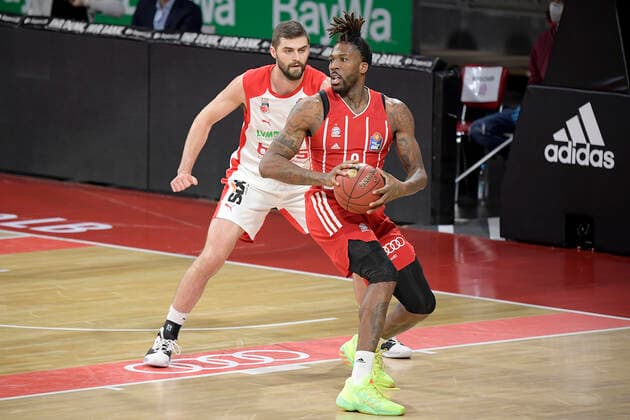 27 12 2020, xemx, Basketball BBL Bundesliga, FC Bayern Muenchen Basketball Brose Bamberg emspor, v l David Kravish Brose Bamberg and Jalen Reynolds FC Bayern Basketball duel, duel, fight, tackle Muenchen