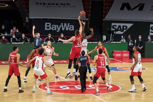 Basketball, BBL, 20201227, FC Bayern München brose Bamberg In the picture Leon RADOSEVIC FC Bayern München, 43 and Norense ODIASE brose Bamberg, 32 Tipoff Munich Audi Dome Bayern Germany Copyright: Passion2Press.dex xMarkusxFischerx