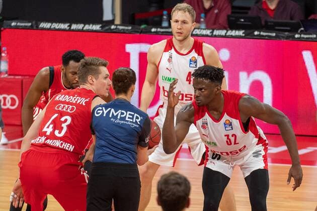 Norense Odiase 32 Brose Bamberg , Leon Radosevic 43 FC Bayern , FC Bayern Basketball vs Brose Bamberg, BBL, 27 12 2020 Muenchen Bayern Germany Copyright: xkolbert-press UlrichxGamelx
