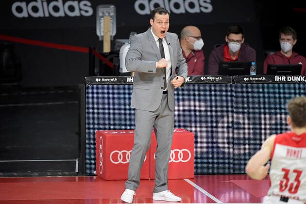 27 12 2020, xemx, Basketball BBL Bundesliga, FC Bayern Muenchen Basketball Brose Bamberg emspor, v l Head Coach Johan Roijakkers Brose Bamberg gives instructions, gestures with arms, gesticulate, gives instructions Muenchen