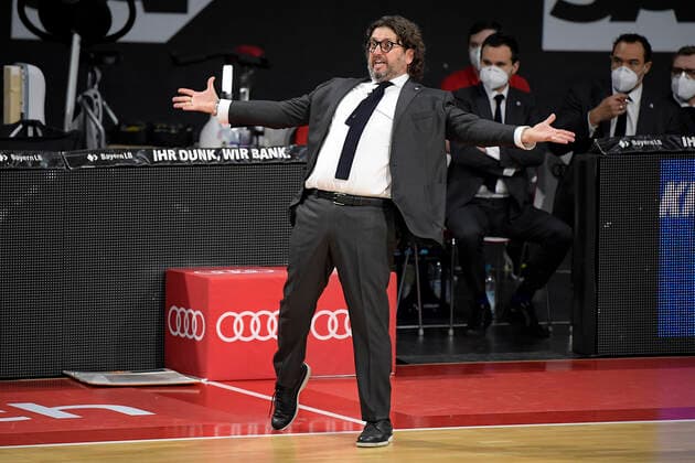 27 12 2020, xemx, Basketball BBL Bundesliga, FC Bayern Muenchen Basketball Brose Bamberg emspor, v l Head Coach Andrea Trinchieri FC Bayern Basketball pissed off, angry, strong facial expression, shouting, shouting Muenchen