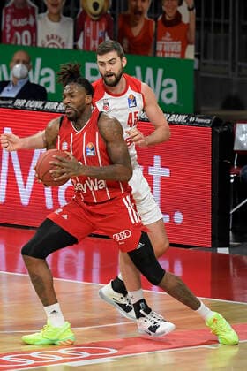 27 12 2020, xemx, Basketball BBL Bundesliga, FC Bayern Muenchen Basketball Brose Bamberg emspor, v l Jalen Reynolds FC Bayern Basketball and David Kravish Brose Bamberg duel, duel, fight, tackle Muenchen