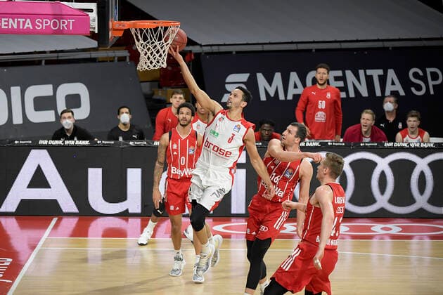 27 12 2020, xemx, Basketball BBL Bundesliga, FC Bayern Muenchen Basketball Brose Bamberg emspor, f l Dominico Lockhart Brose Bamberg with basket Paul Zipser FC Bayern Basketball and Leon Radosevic FC Bayern Basketball look to Muenchen