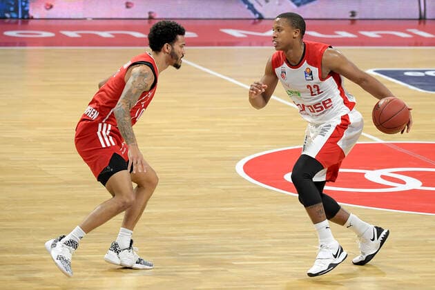 27 12 2020, xemx, Basketball BBL Bundesliga, FC Bayern Muenchen Basketball Brose Bamberg emspor, v l Nick Weiler Babb FC Bayern Basketball and Devon Hall Brose Bamberg duel, duel, fight, tackle Muenchen