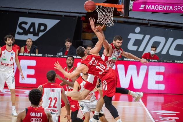 Paul Zipser 16 FC Bayern , David Kravish 45 Brose Bamberg , FC Bayern Basketball vs Brose Bamberg, BBL, 27 12 2020 Muenchen Bayern Germany Copyright: xkolbert-press UlrichxGamelx