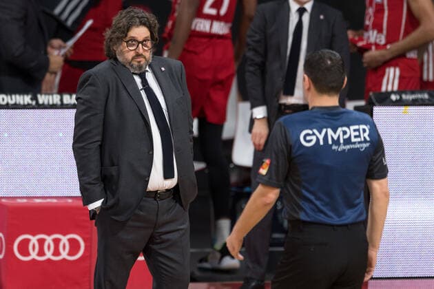 Basketball, BBL, 20201227, FC Bayern München brose Bamberg In picture Head Coach of FC Bayern München Andrea TRINCHIERI appeals foul play shortly before half-time Referee Enrico STREIT Munich Audi Dome Bayern Germany Copyright: Passion2Press.dex xMarkusxFischerx