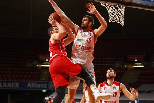 16 Paul Zipser FCBB, vs 45 David Kravish Bamberg basketball, 1 Bundesliga, BBL, FC Bayern Munich, Brose Bamberg, Audi Dome, 27 12 2020 PHOTO Mladen Lackovic LakoPress