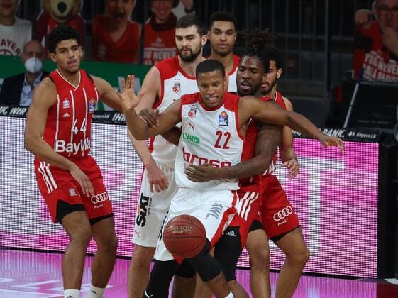 Jalen REYNOLDS 8 FCBB haelt Devon HALL 22, BA Basketball, FC Bayern Bamberg, Bundesliga, season 2020 2021, on 27 12 2020 in Munich, A U D I D O M E, Germany Source Copyright Credit Oryk HAIST xx