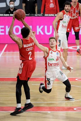 27 12 2020, xemx, Basketball BBL Bundesliga, FC Bayern Muenchen Basketball Brose Bamberg emspor, v l Wade Baldwin FC Bayern Basketball and Bennet Hundt Brose Bamberg duel, duel, fight, tackle Muenchen