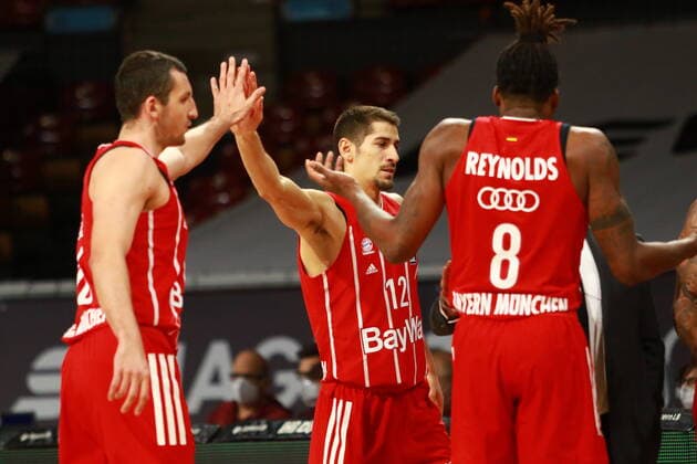 f l 16 Paul Zipser, 12 Diego Flaccadori, 8 Jalen Reynolds FCBB, high-five each other Cheering, cheering Basketball, 1 Bundesliga, BBL, FC Bayern München, Brose Bamberg, Audi Dome, 27 12 2020 PHOTO Mladen Lackovic LakoPress