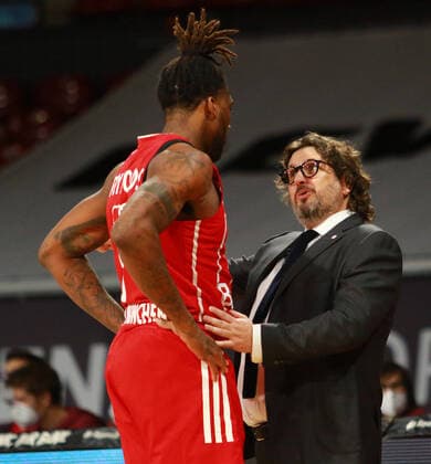 Coach Andrea Trinchieri FCBB, thanks 8 Jalen Reynolds Basketball, 1 Bundesliga, BBL, FC Bayern Munich, Brose Bamberg, Audi Dome, 27 12 2020 PHOTO Mladen Lackovic LakoPress